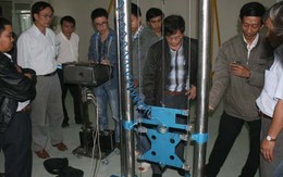 Thử nghiệm máy kiểm định chất lượng mũ bảo hiểm