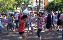 Bạn trẻ Việt "tham chiến" bằng... gối