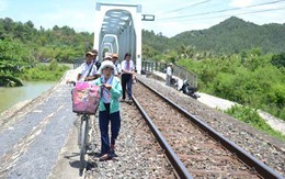 Cầu trôi, dân đi lên đường sắt