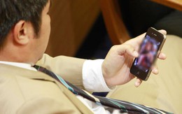 Các ông nghị Thái xem hình "mát mẻ" khi họp quốc hội