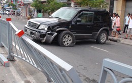 Ôtô nổ bánh đâm vào dải phân cách
