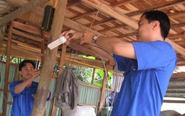 Áo xanh đi mắc điện