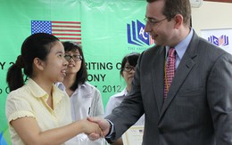 Trao giải cuộc thi viết luận bằng tiếng Anh