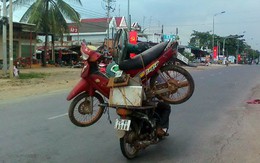 Xe máy chở xe máy
