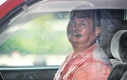 Lãnh đạo áo vàng cố thủ trong xe