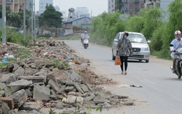 Đổ phế thải xây dựng tràn lan trên đường