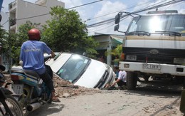 Thi công không rào chắn, taxi lọt hố