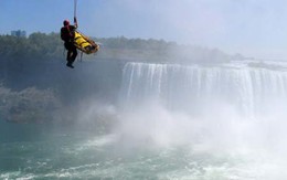 Sống sót sau khi lao xuống thác Niagara