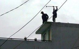 Tháo dỡ toàn bộ ngôi nhà 3 tầng bị nghiêng