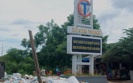 Bảng tuyên truyền trên đống rác