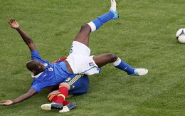 Balotelli bị đau trong buổi tập