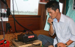 Tặng máy định vị vệ tinh cho tàu cá Hoàng Sa