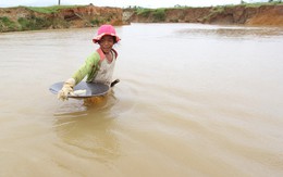 Cầu sập, dân liều mình lội suối
