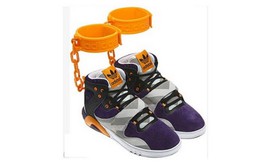 Adidas hủy bán giày "nô lệ"