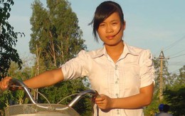 Cô học trò chạy bộ đến trường thi