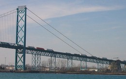 Bị đe dọa đánh bom, cầu nối Mỹ - Canada đóng cửa