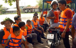 Tặng áo phao cho người đi đò