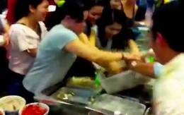 Clip giành giật thức ăn ở nhà hàng