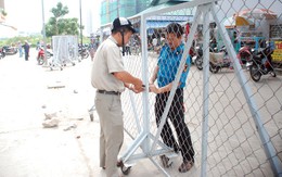 Lập rào chắn ngăn không cho xe vào chợ