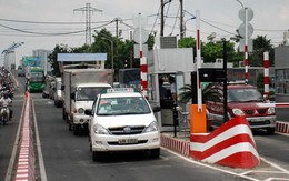 Ùn tắc vì chờ xe lửa
