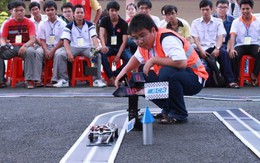 Sinh viên đua xe mô hình