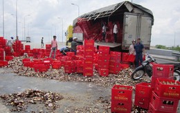 Hàng trăm két bia tan nát chân cầu vượt