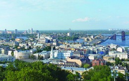 Ngắm Kiev qua một ngọn đồi