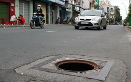 Nắp cống vênh, taxi gặp nạn