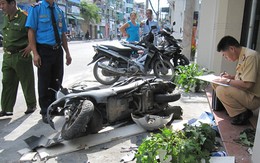 Xe máy lao vào nhà dân