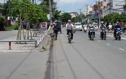 Rào công viên, người đi bộ phải xuống lòng đường.