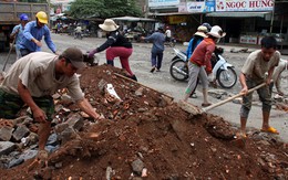 Dân "vá" quốc lộ 14