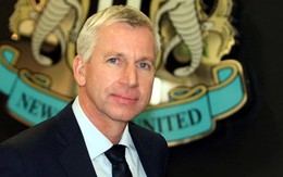 Alan Pardew ký hợp đồng 8 năm với Newcastle