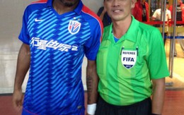 Drogba "nhắc nhở" trọng tài Trí