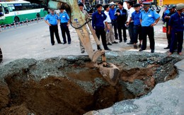 "Hố tử thần" khủng do vỡ ống thoát nước