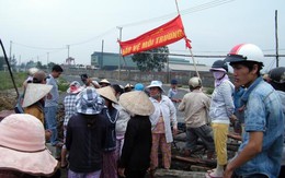 Dân vẫn bao vây nhà máy