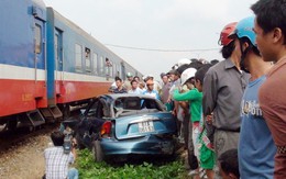 Tàu hỏa húc văng ôtô, một gia đình thoát chết