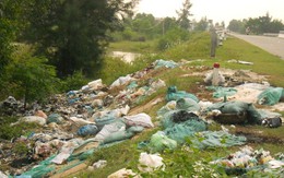 Rác thải tràn ra quốc lộ