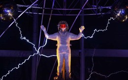 David Blaine đùa với điện