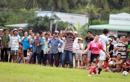 Khi đội nữ TP.HCM so tài với "ông già"