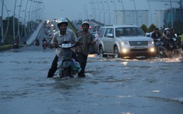 TP.HCM: Mưa lớn và triều cường, nhiều nơi thành sông