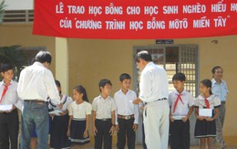 Hai nhà văn kết thúc chuyến trao học bổng miền Tây