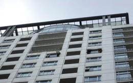 Cháy ở tòa nhà 22 tầng, nhiều người hoảng loạn