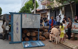 Xe tải lật giữa phố, gỗ lăn vào nhà dân