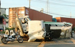 Xe container đâm xe khách, 12 người bị thương