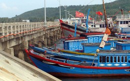 Neo buộc tàu cá vào thành cầu