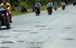 "Nóng" với tham nhũng, đường sá xuống cấp