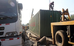 Container lật, phá hư dải phân cách