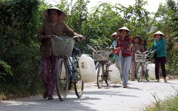 Dân phải mua từng can nước giá cao