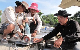 Tháo giày đá bóng làm doanh nhân