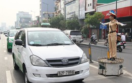 Nữ cảnh sát điều tiết giao thông tại TP.HCM